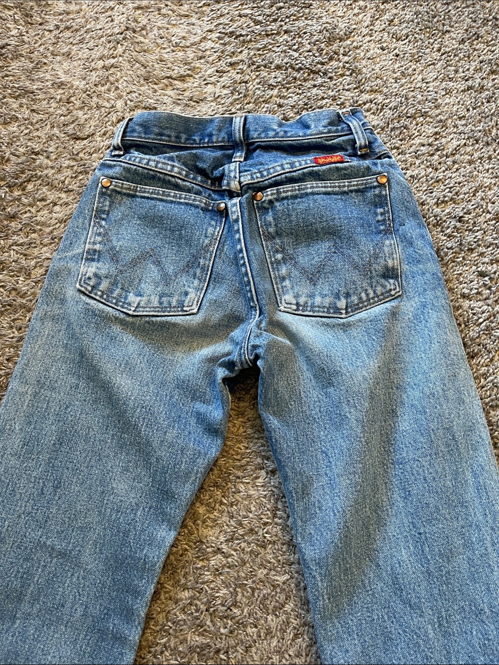 Wrangler Straight Leg Jeans in Light Blue Wash - Picture 5 of 7